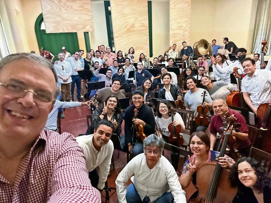 Marcelo Ebrard visitó la Academia de Música Benning, donde dirigió el ensayo del concierto Danzón 2 de Arturo Márquez, durante su gira por Cuernavaca, Morelos. Foto: Especial