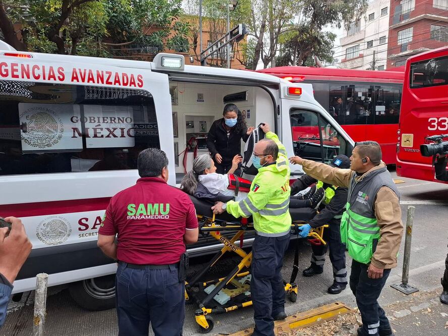 Accidente entre Metrobús y camioneta particular. Foto: Especial
