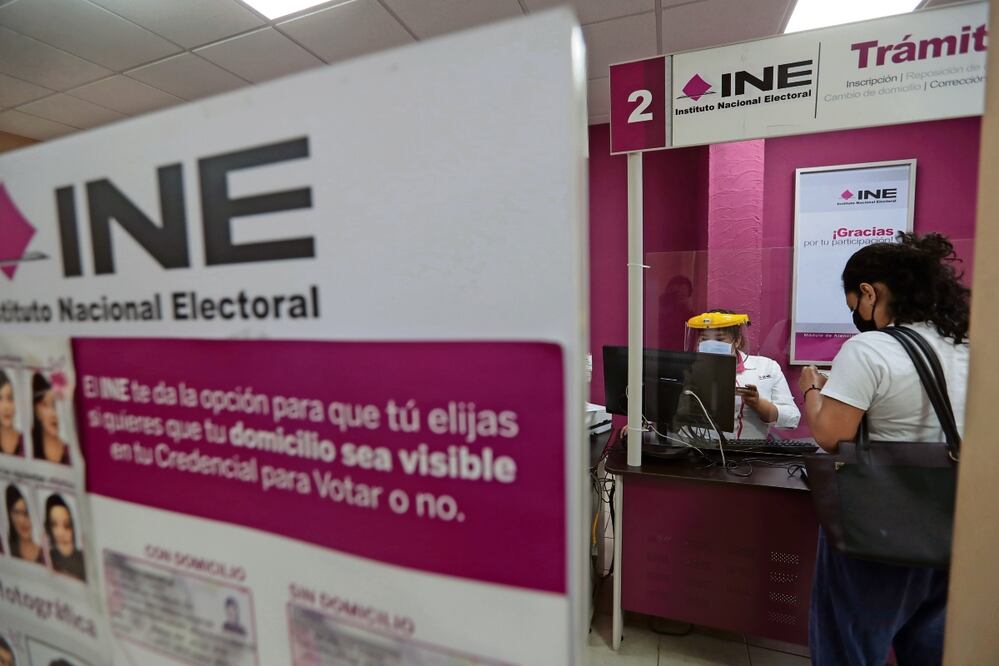 La credencial del INE es un documento oficial que permite realizar diversos trámites, así como elegir a los gobernantes mexicanos. Foto: EL UNIVERSAL
