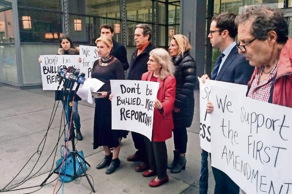 La representante demócrata Carolyn Maloney (de negro, a la izquierda), exigió ayer, frente a las oficinas del New York Times, en Nueva York, que Trump se comprometa a dar libre acceso a la prensa, tras el veto a medios impuesto el viernes (JULIE WALKER)