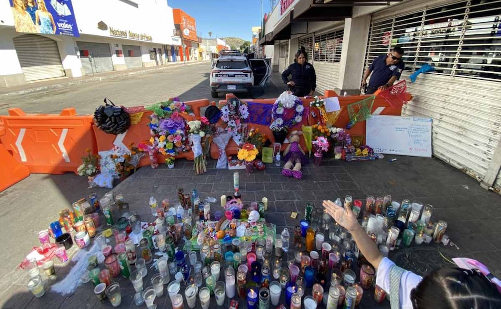 Colocan velas para conmemorar a las víctimas del incendio (04/11/2025). Foto: Javier Escobar