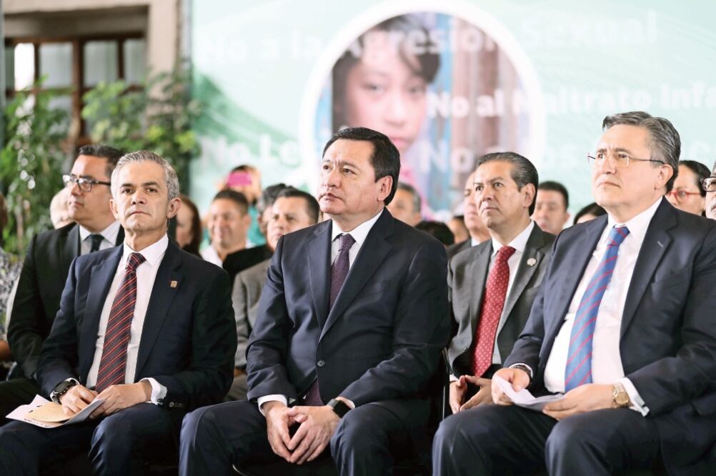 El jefe de Gobierno de la Ciudad de México, Miguel Ángel Mancera (izq.), en su calidad de presidente de la Conago; el secretario de Gobernación, Miguel Ángel Osorio Chong (centro), y el titular de la CNDH, Luis Raúl González (JUAN CARLOS REYES)