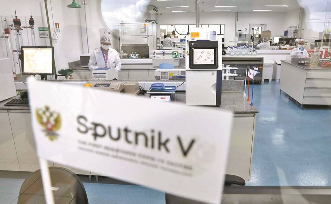 En febrero las vacunas de Sputnik V comenzaron a llegar a México. Las dosis se pro- ducen en el Centro de Investigación de Epide-miología y Microbiología Gamaleya. Foto: AP.