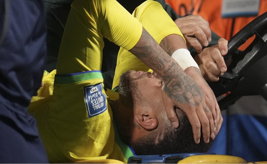 Neymar sufre dolorosa lesión con Brasil, salió llorando de la cancha FOTO: AP