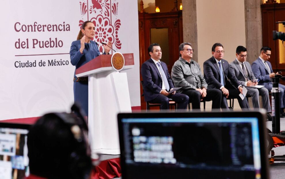 La presidenta Claudia Sheinbaum aclaró que la FIFA es la que otorga los permisos a las televisoras para la transmisión de los partidos de la Copa 2026, organizada por México, Estados Unidos y Canadá. Foto: Diego Simón Sánchez/EL UNIVERSAL
