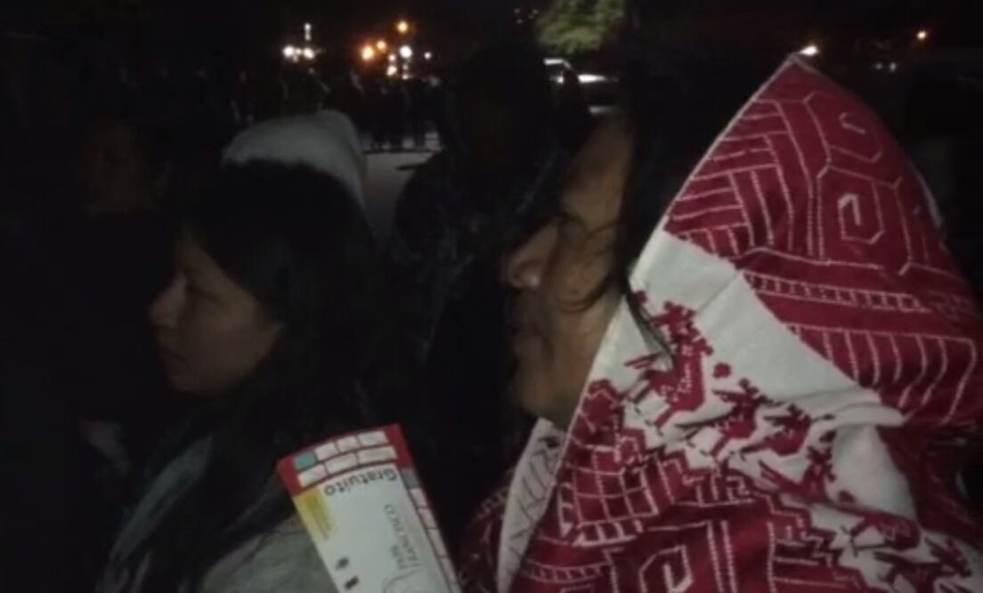 Con porras, canciones y oraciones los fieles hacen la espera más amena (DENNIS A. GARCÍA. EL UNIVERSAL)