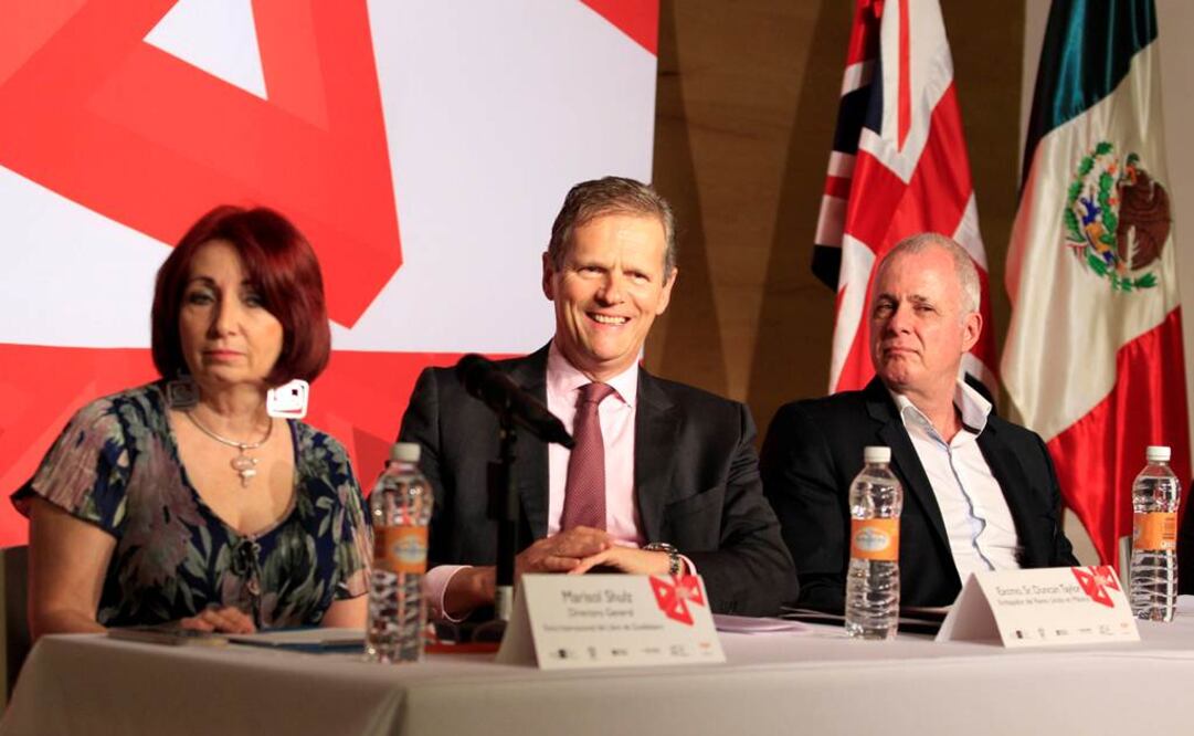Marisol Schulz, directora de la FIL Guadalajara, el embajador del Reino Unido, Duncan Taylor y Raúl Padilla, presidente de la FIL. FOTO: Agustín Salinas/EL UNIVERSAL.