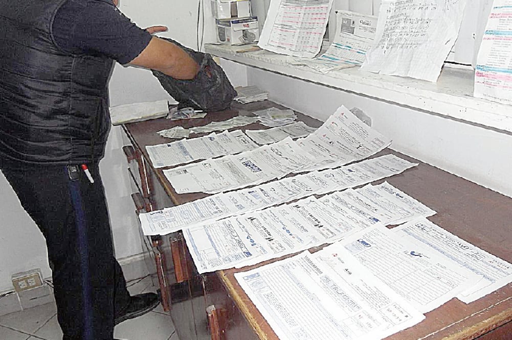 De acuerdo con especialistas, el uso de facturas sin sustancia, no sólo tiene efectos de defraudación fiscal, sino de probable lavado de dinero (ARCHIVO EL UNIVERSAL)