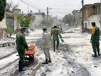 Tras más de un mes bajo el agua, limpian calles en Chalco