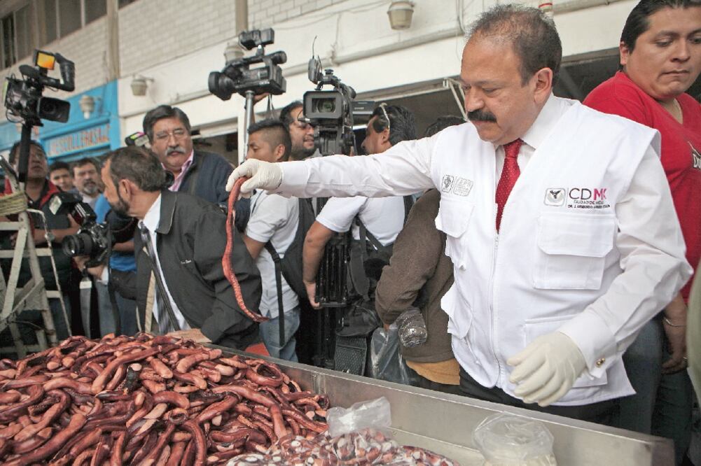 El secretario de Salud capitalino, Armando Ahued, durante un recorrido por locales del mercado de La Nueva Viga, donde dijo que se intensificarán las acciones de vigilancia sanitaria como parte del programa “Ponte trucha” (VALENTE ROSAS. EL UNIVERSAL)