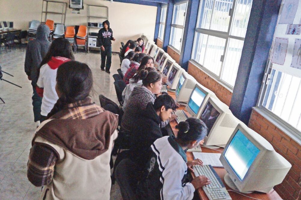 Rubí asiste a la preparatoria número 21 Teodoro Torres Flores; aunque tiene un salón con 46 computadoras, sólo funcionan entre 12 y 15 (XÓCHITL ÁLVAREZ. EL UNIVERSAL)