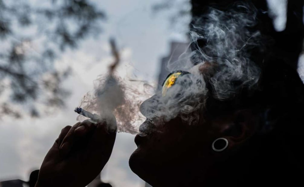 Decenas de jóvenes se concentran en el Ángel de la Independencia por el Día Mundial de la Marihuana. Foto: Diego Simón Sánchez/EL UNIVERSAL