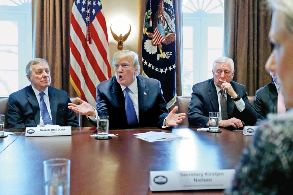 El presidente Donald Trump aseguró a los legisladores que firmará cualquier solución que le presenten para los jóvenes beneficiados por DACA. (JONATHAN ERNST. REUTERS)