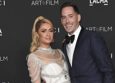 Paris Hilton recurre a la gestación subrogada y presenta a su bebé