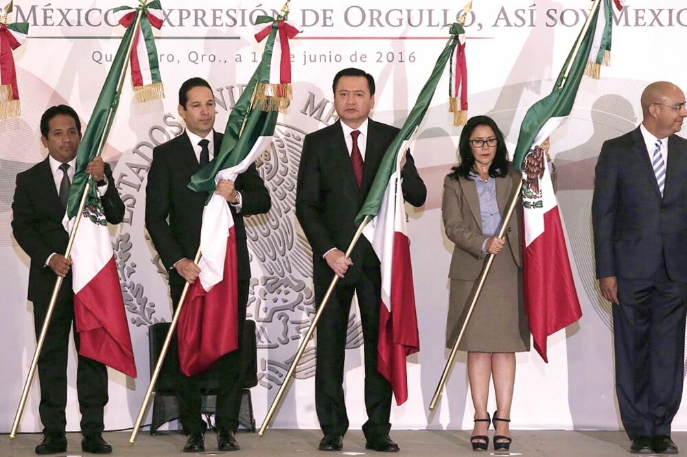 Miguel Ángel Osorio Chong (centro), titular de la Segob, encabezó un abanderamiento de escoltas e inauguró una muestra fotográfica en el estado de Querétaro (ALEJANDRO ACOSTA. EL UNIVERSAL)