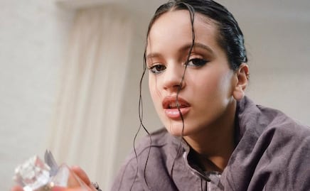 Rosalía luce sensual body con aberturas en el videoclip de Wisin y Yandel