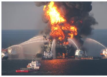 Autos de lujo, como Porsches y Lamborghinis, se incendian en barco