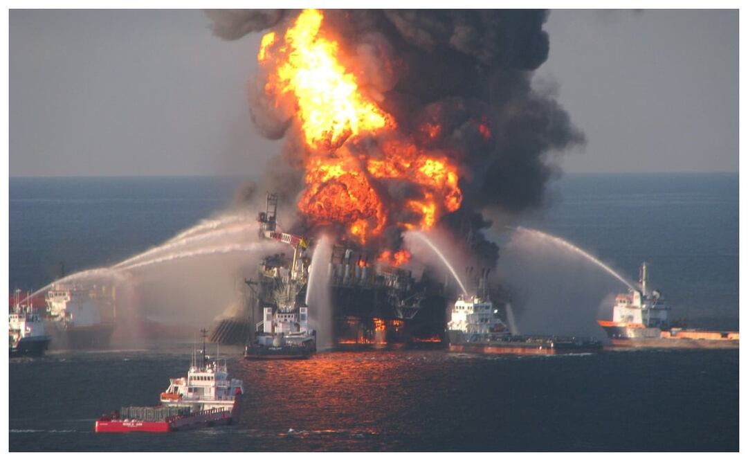 Un barco que transportaba coches de lujo se incendió en medio del mar. Foto: usgs.gov