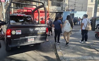 Tras riña, hombre es asesinado a balazos en inmueble de alcaldía Iztacalco; policías de la SSC acordonan el área