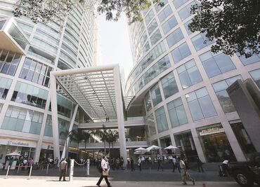 Critican en redes a quienes grabaron y difundieron videos de mujer que se suicidó en Reforma 222