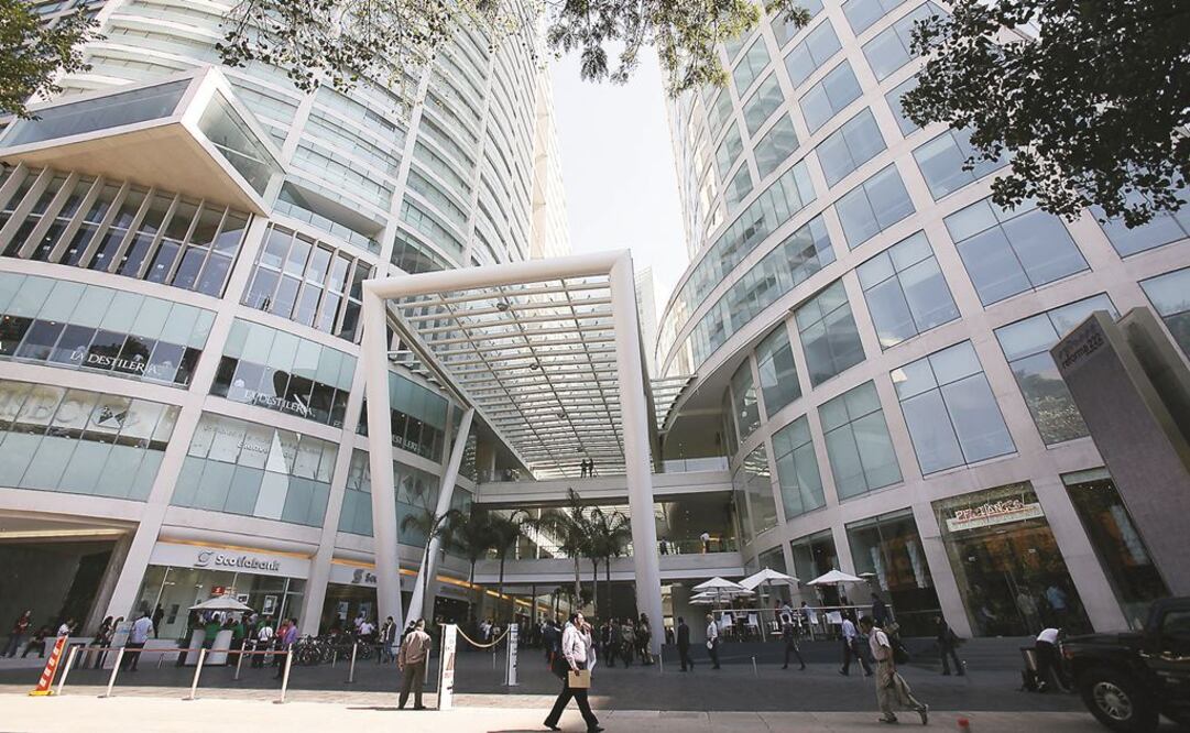 La víspera, una mujer se suicidó al arrojarse de uno de los pisos del hotel Holiday Inn que se ubica en el complejo de la plaza comercial Reforma 222. Foto: Archivo EL UNIVERSAL