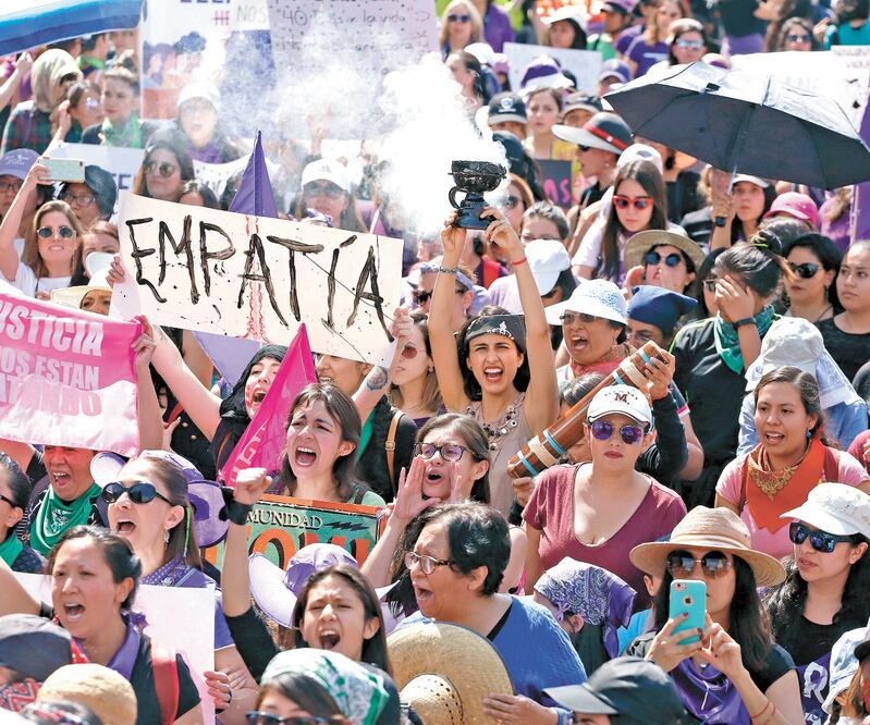 A la marcha asistieron tantas mujeres que las calles parecían un río de reflejos verdes y morados, colores emblema del movimiento feminista. Foto. BERENICE FREGOSO. EL UNIVERSAL