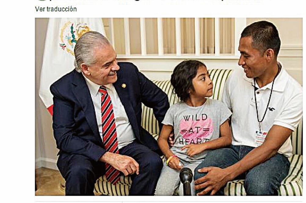 El embajador Miguel Basáñez recibió a Sophie y a su papá en su oficina, a unos días de que la niña entregara al Papa una carta sobre la reforma migratoria (ESPECIAL)