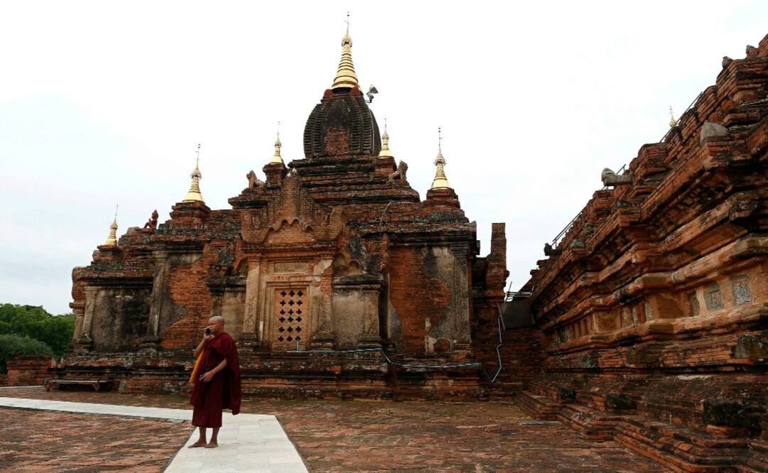 Un monje budista de Myanmar habla por teléfono móvil en la pagoda Dhammayazika en la ciudad de Bagan. Foto: Ilustrativa / Archivo / Agencias