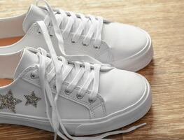 ¿Cómo quitar las manchas amarillas a los tenis blancos? Conoce la técnica eficaz