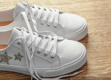 ¿Cómo quitar las manchas amarillas a los tenis blancos? Conoce la técnica eficaz