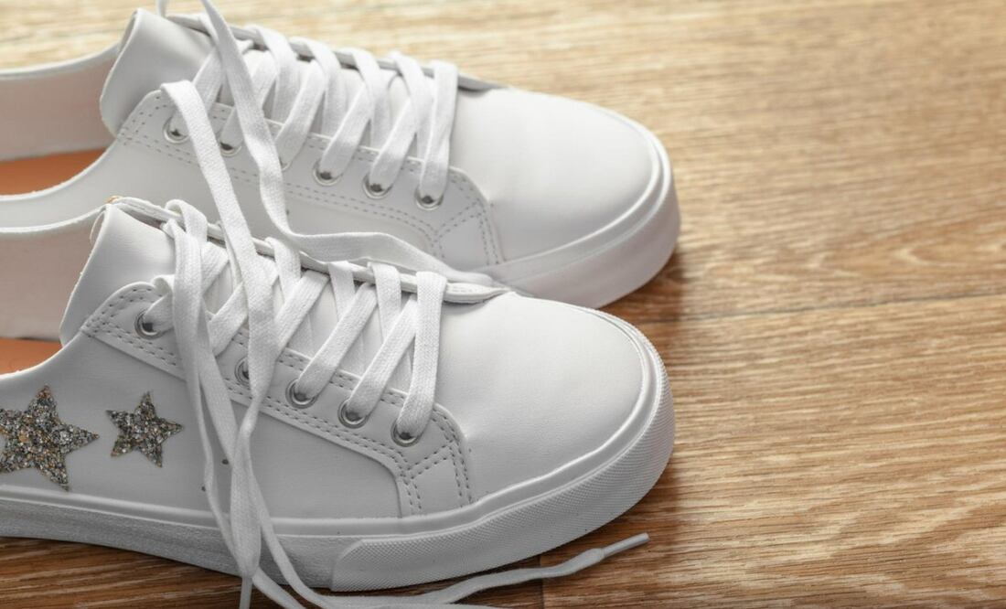 Los tenis blancos son un calzado básico que la mayoría de las personas tienen en su armario. Foto: Freepik