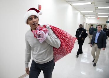 Barack Obama sorprende a pacientes de hospital vestido como Santa Claus