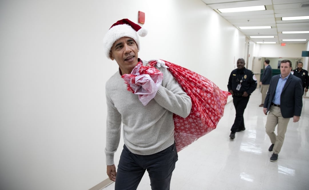 Luciendo un festivo gorro como Santa y armado con un saco de regalos, encantó a los jóvenes pacientes del Hospital Nacional de Niños. Foto: AFP 