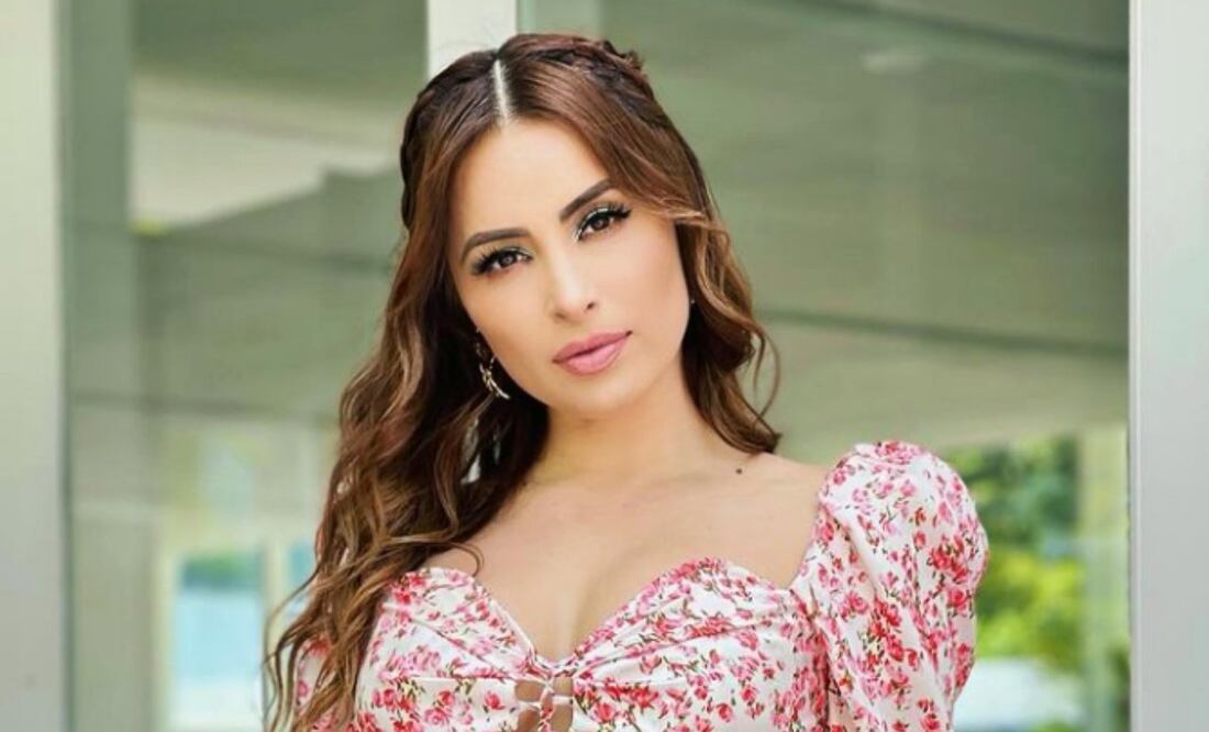 Cynthia Rodríguez lució sus chanclas Chanel con un conjunto tweed. Foto: Instagram @cynoficial