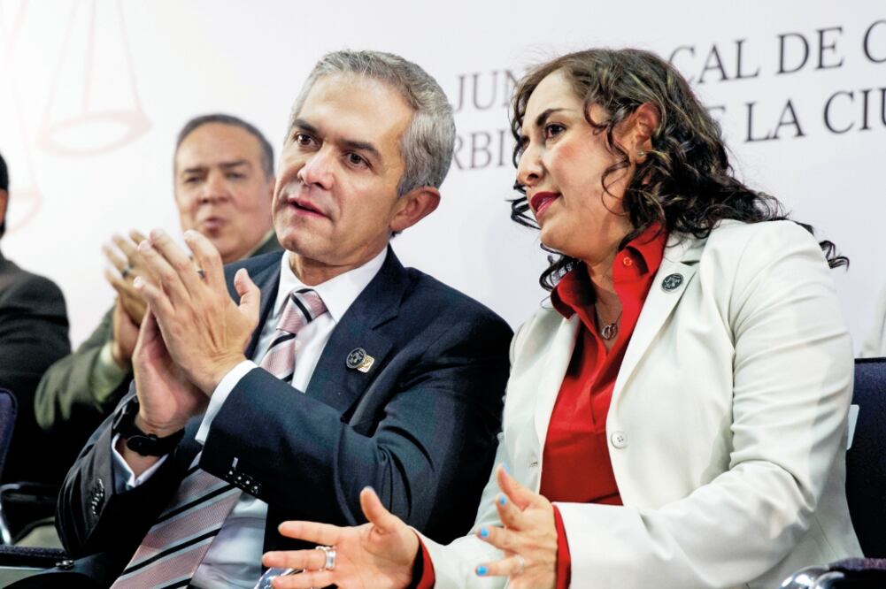 Miguel Ángel Mancera, jefe de gobierno capitalino, y Darlene Rojas Olvera, presidenta de la JLCA, durante el 90 aniversario del organismo local (MOISÉS PABLO. CUARTOSCURO)