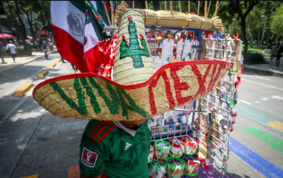 Vendedores ambulantes ofertan, en el Centro Histórico de la Ciudad de México, cientos de productos alusivos al festejo patrio sobre la calle de Madero, del Palacio de Bellas Artes al Zócalo capitalino, el 2 de septiembre de 2025. Foto: Luis Camacho | EL UNIVERSAL