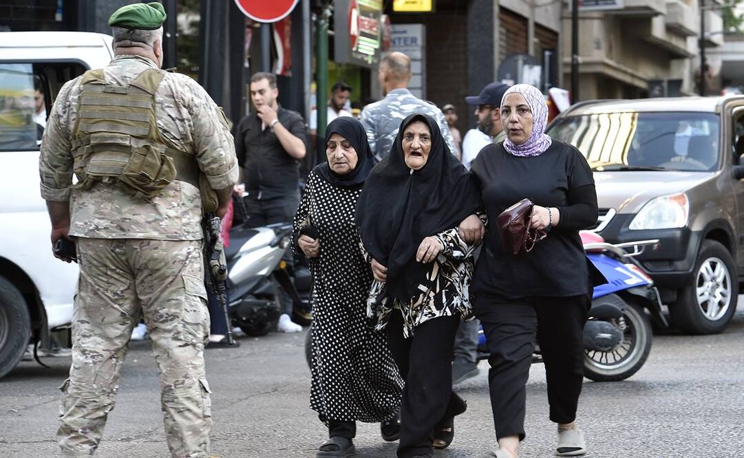 Amigos y familiares de personas heridas llegan al Centro Médico de la Universidad Americana de Beirut. Foto: EFE