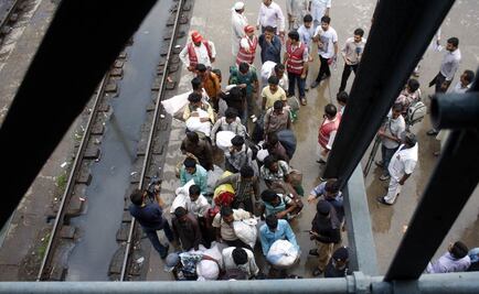 Descarrilan dos trenes en India