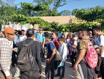 Caravanas de migrantes hondureños avanzan de Guatemala hacia México