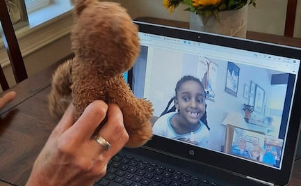 La esperanza triunfó; niña recupera oso de peluche perdido hace un año en parque de EU