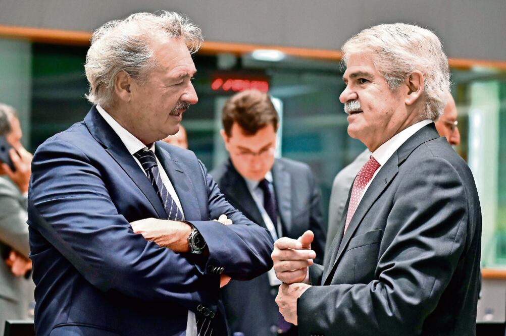 El ministro de Asuntos Exteriores y Europeos de Luxemburgo, Jean Asselborn (izquierda), con el canciller español, Alfonso Dastis Quecedo, ayer en Bruselas. Foto: JOHN THYS. AFP
