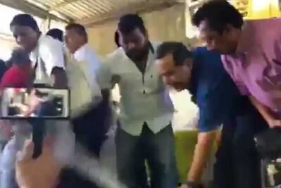 Padres de los 43 irrumpen en inicio de precampaña de Aguirre