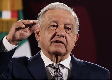 Teléfonos, ingresos, propiedades… Las veces que AMLO ha revelado datos confidenciales en la mañanera