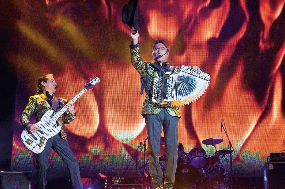 Los músicos saltaron al escenario en punto de las 22:13 horas, dieron un mensaje de felicitación a la multitud (CRISTOPHER R. BLANQUET. EL UNIVERSAL)