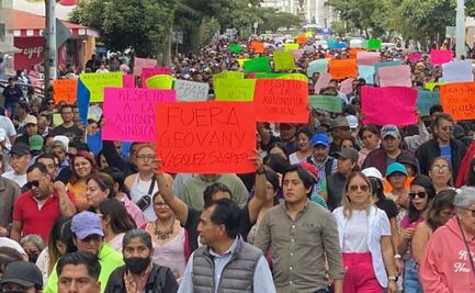 Marchan 5 mil trabajadores de gobierno en Oaxaca; rechazan decreto de Jara que despide a poco más de mil personas