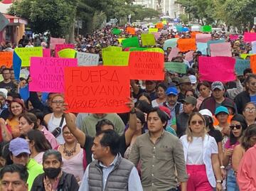 Marchan 5 mil trabajadores de gobierno en Oaxaca; rechazan decreto de Jara que despide a poco más de mil personas