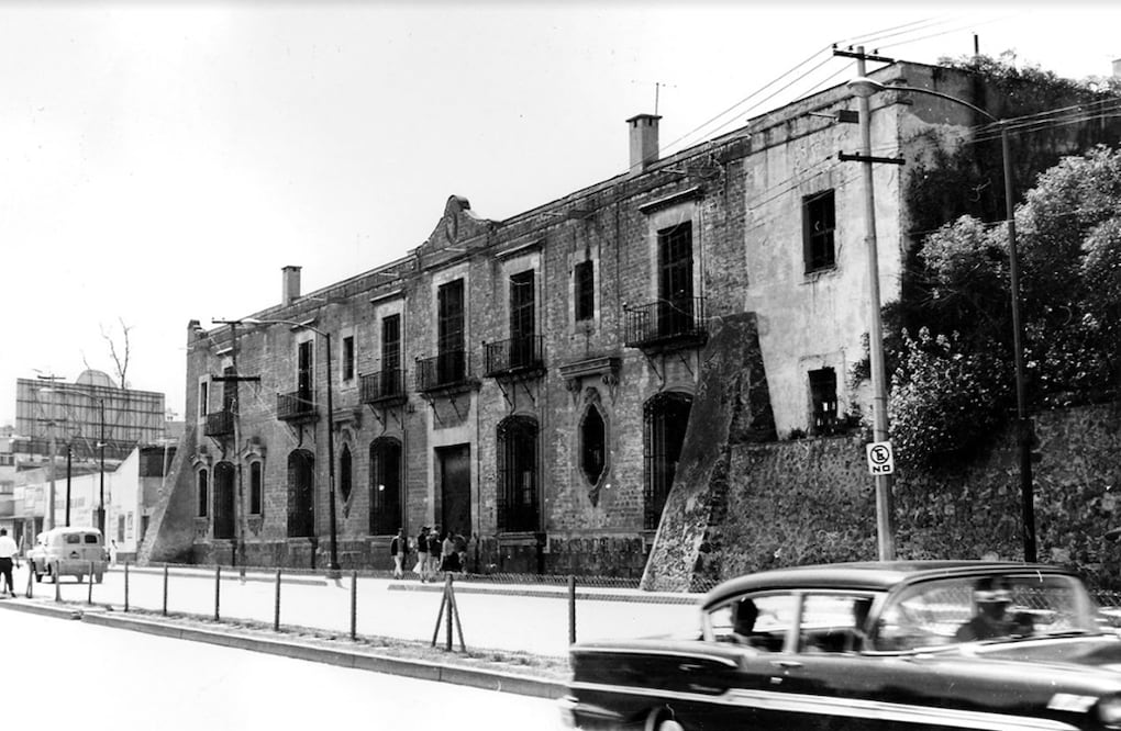 La Casa de la Bola y la avenida Parque Lira, en Tacubaya, a finales de los años cincuenta. Esta construcción data del siglo XVII; luego de pasar por múltiples propietarios y varias modificaciones, en 1942 fue adquirida por Antonio Haghenbeck y hoy funciona como museo. Crédito: “Quintas de Tacubaya”