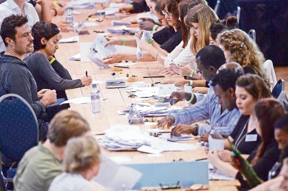 Británicos recuentan los votos de Westminster y Londres sobre la permanencia en la Unión Europea (ANTHONY DEVLIN. AP)