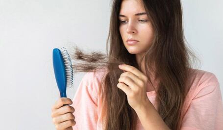 Por qué no debes dormir con el cabello mojado