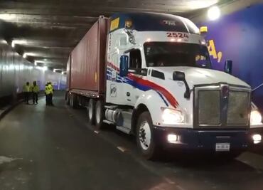 Tráiler atorado en Avenida Chapultepec provoca caos vehicular; la circulación ya fue restablecida